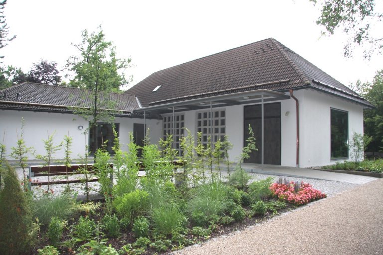 Aussegnungshalle mit Vorplatz Arch.büro SPP Sturm