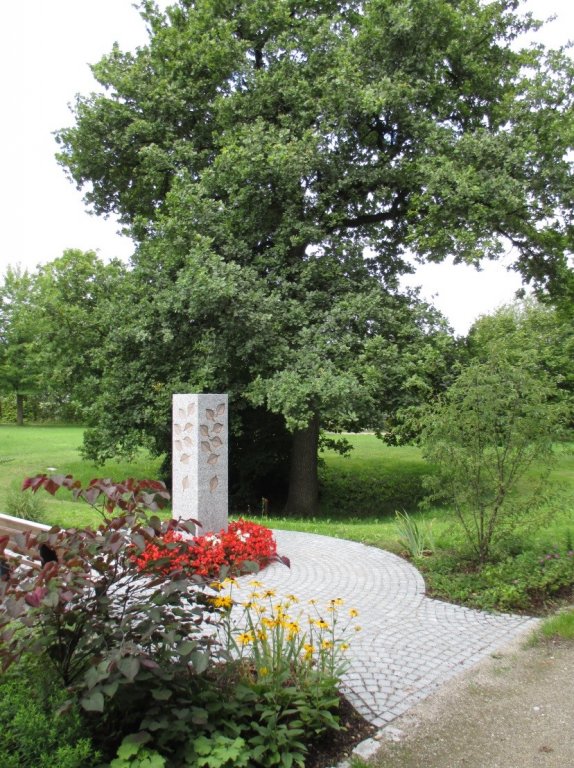 Baumbestattung_Gräberfeld Teil K_ rote Blumen_Umwelt_ Gem. Eichenau